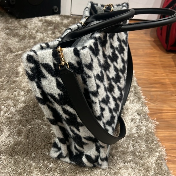 ALEX AND MAX white and clack houndstooth pattern tote with a zipper. - Picture 4 of 12